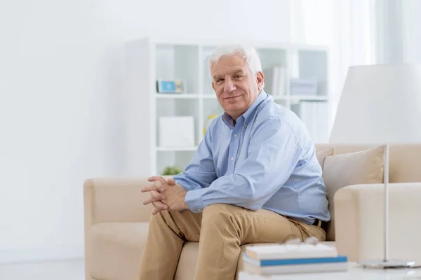 Hombre Mayor Sonriente Sentado Sofá Sala Estar — Foto de Stock