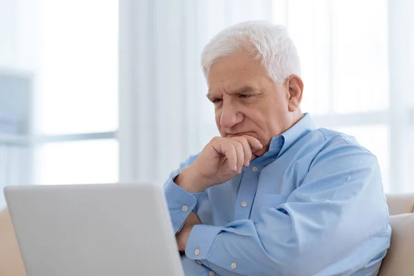 Retrato Homem Idoso Pensativo Olhando Para Tela Monitor Laptop — Fotografia de Stock