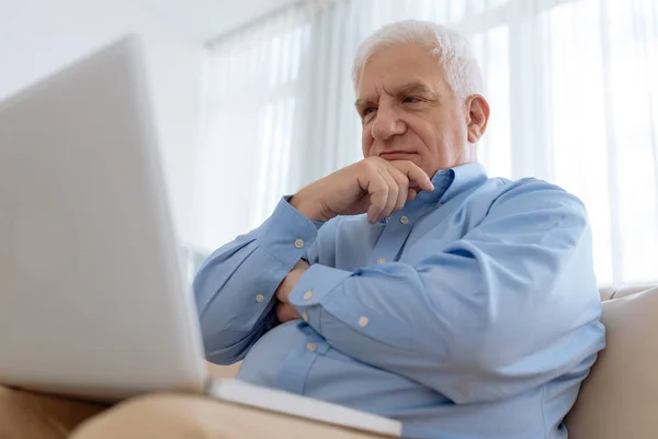 Ouderen Man Zittend Comfortabele Bank Het Gebruik Van Laptop — Stockfoto