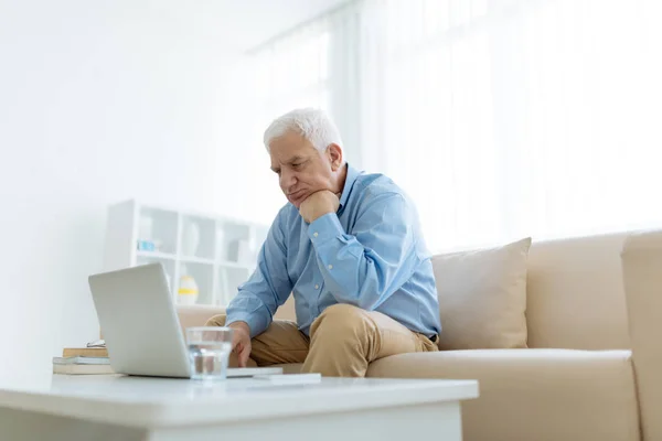 Triest Peinzende Senior Man Lezen Van Mails Zijn Laptop — Stockfoto