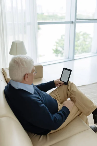 Seniorchef Sitzt Auf Sofa Und Liest Book — Stockfoto