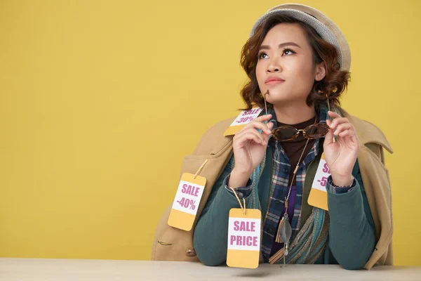 Porträt Einer Ziemlich Verträumten Weiblichen Shopaholic Mit Hut Und Verkaufsetiketten — Stockfoto