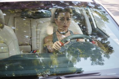 Onun araba sürüş konsantre oldukça kadın sürücü