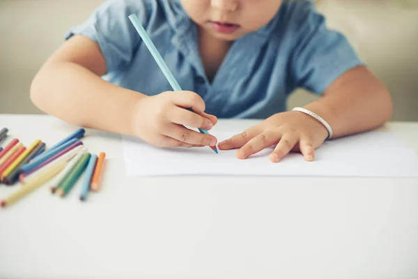 Imagen Cerca Dibujo Niña Con Lápiz Azul —  Fotos de Stock