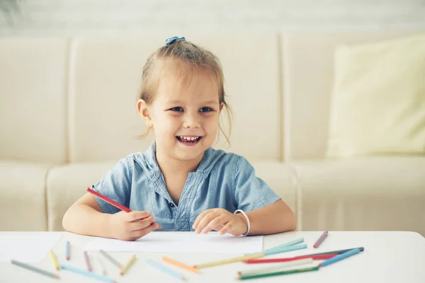 Porträt Eines Lachenden Kleinen Mädchens Das Tisch Wohnzimmer Zeichnet — Stockfoto