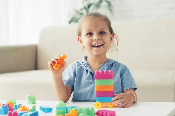 Portret Van Mooie Gelukkig Kind Bouw Toren — Stockfoto