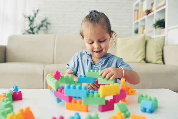 Alegre Niña Sonriendo Jugar Con Cubos Plástico Sala Estar —  Fotos de Stock