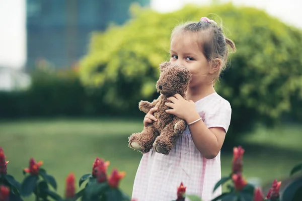 Portrait Little Girl Teddy Bear Standing Outdoors — Stock Photo, Image