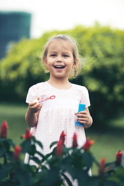 Portret Van Gelukkig Gemengd Ras Meisje Spelen Park Met Zeepbellen — Stockfoto