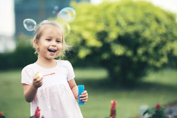 Маленькая Девочка Веселится Пускает Мыльные Пузыри — стоковое фото