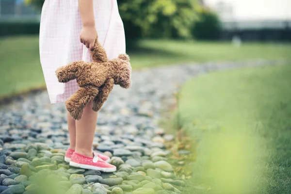 Bijgesneden Afbeelding Van Het Meisje Permanent Buitenshuis Met Teddybeer — Stockfoto