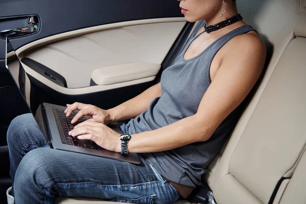 Cropped Image Woman Sitting Backseat Car Working Laptop — Stock Photo, Image