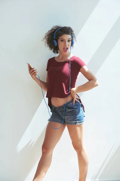 Lustige Junge Frau Mit Kopfhörern Die Musik Hört — Stockfoto