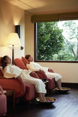 Genç çift pedikür spa salonu yapıyor