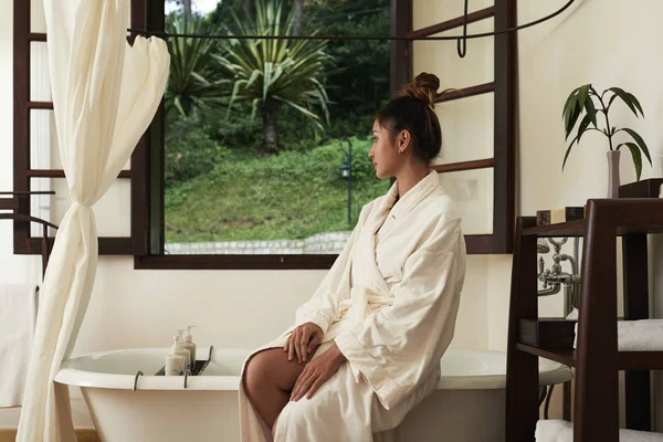 亚洲年轻女子在浴室准备水疗 — 图库照片