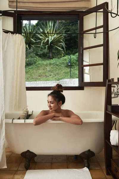 Atractiva Joven Mujer Relajándose Baño Balneario —  Fotos de Stock
