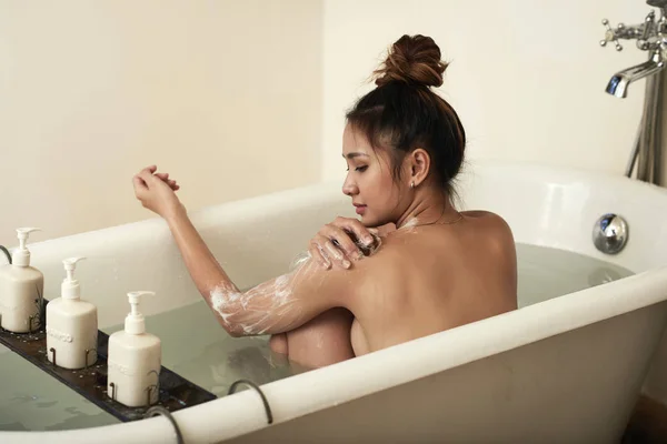 自宅の風呂で自分を洗う美しい少女 — ストック写真