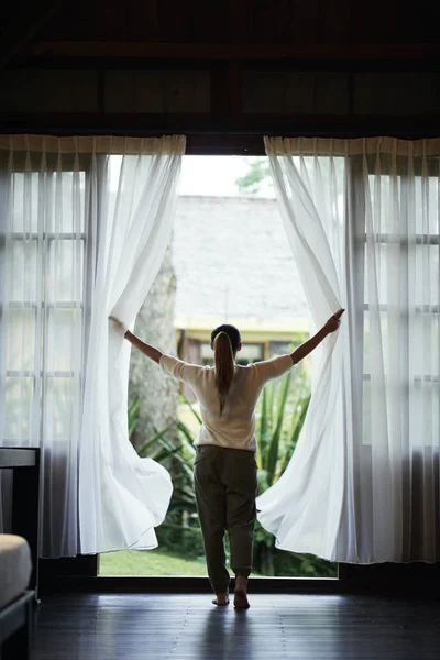 Vista Posteriore Della Donna Tende Apertura Vedere Una Bella Vista — Foto Stock