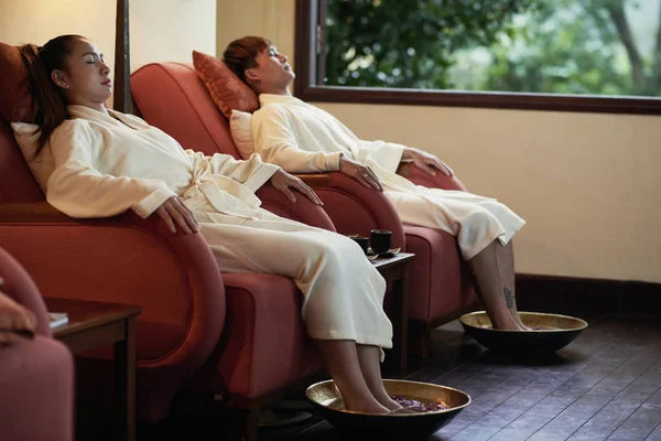 Casal Jovem Passar Tempo Juntos Spa — Fotografia de Stock