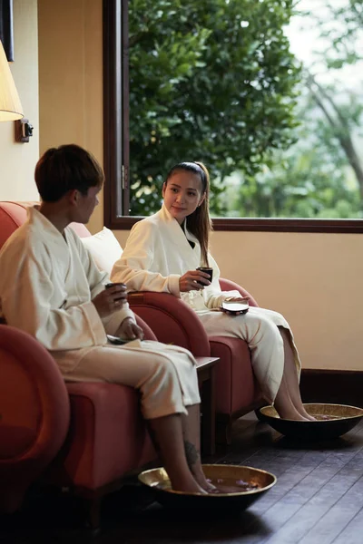 アジアの若いカップル サロンで一緒に座って飲んだり熱いお茶 — ストック写真
