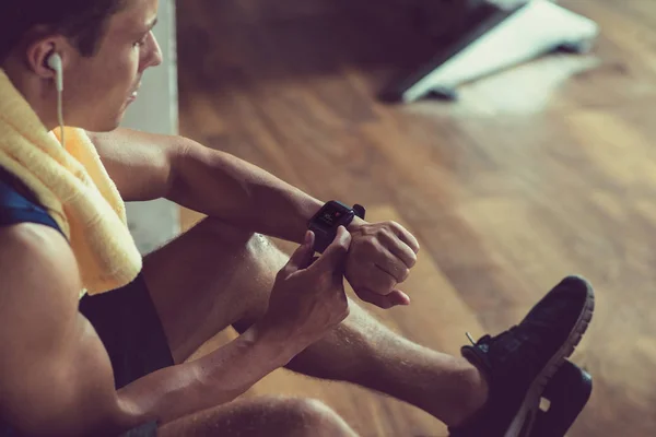 Une Jeune Athlète Confiante Surveille Montre Bracelet Dans Gymnase — Photo