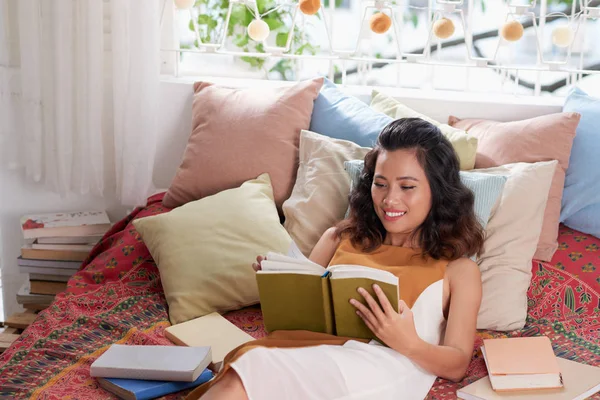 Sonriendo Bonita Mujer Asiática Disfrutando Leyendo Libro Cama — Foto de Stock