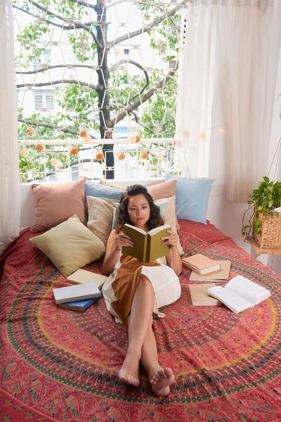 Mooie Jonge Vrouw Met Boeken Liggend Bed Ter Venster — Stockfoto