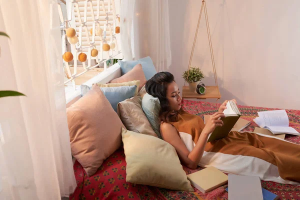 Asiático Joven Mujer Con Libros Acostado Cama Ventana Lectura Libro — Foto de Stock