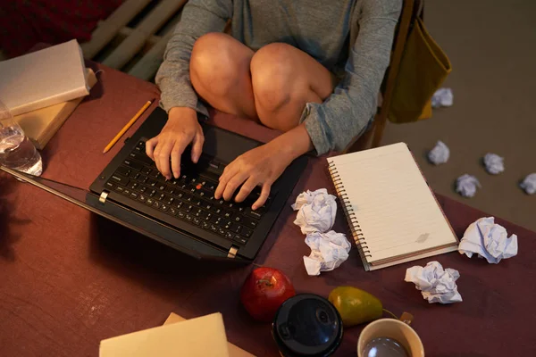 Immagine Ritagliata Donna Che Lavora Laptop Con Carte Spiegazzate Intorno — Foto Stock