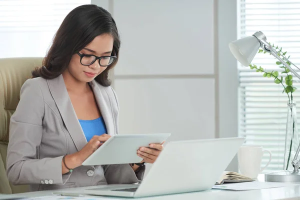 Glimlachend Jonge Zakenvrouw Werken Tablet Aan Haar Tafel — Stockfoto