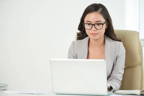 Docela Úsměvem Asijské Žena Pracující Přenosný Počítač Kanceláři — Stock fotografie