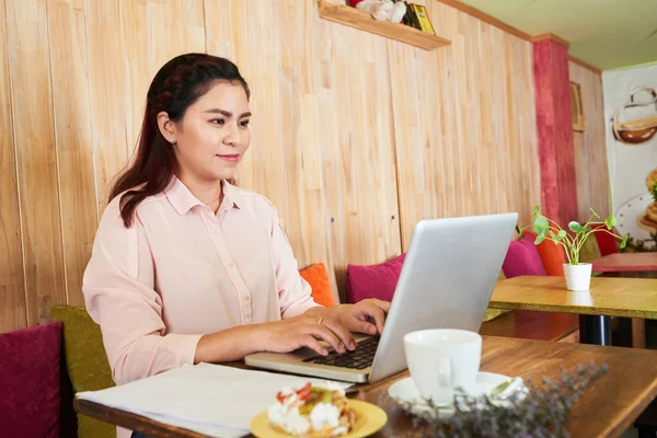 Wanita Tersenyum Bekerja Dengan Laptop Meja Kafe — Stok Foto
