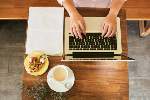 Mujer Que Trabaja Con Ordenador Portátil Mesa Café Vista Superior — Foto de Stock