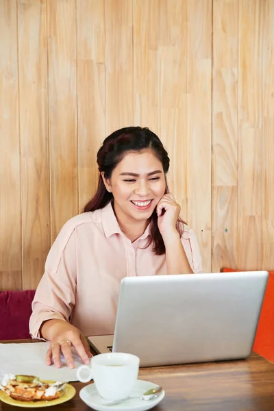 Mujer Sonriente Trabajando Con Ordenador Portátil Mesa Café — Foto de Stock