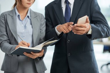 bir şey kadın meslektaşı telefon içinde gösterilen işadamı
