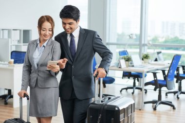 iş kadını ve cep telefonu, Office bavul ile ayakta bakarak işadamı