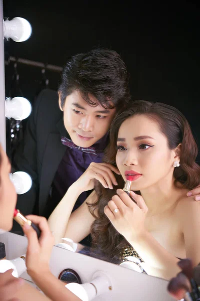 Aantrekkelijke Vietnamese Vrouw Zit Kaptafel Rode Lippenstift Knappe Vriendje Zoek — Stockfoto