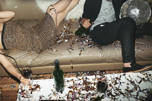 Mann Und Frau Bis Zur Unkenntlichkeit Auf Sofa Entspannt Alkoholische — Stockfoto