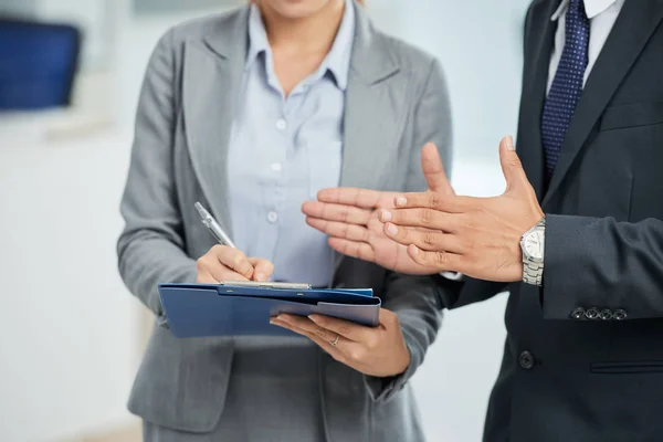 Abgeschnittenes Bild Einer Geschäftsfrau Die Notizen Dokument Mit Geschäftsmann Macht — Stockfoto