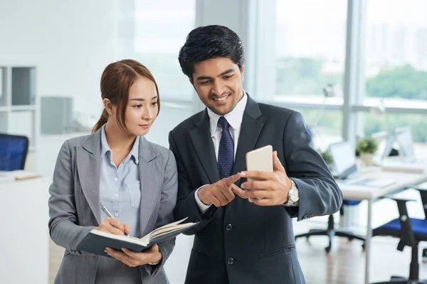 Homme Affaires Montrant Quelque Chose Téléphone Collègue Femme — Photo