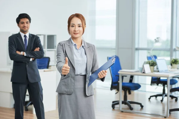 Geschäftsfrau Zeigt Hintergrund Daumen Hoch Mit Geschäftsmann — Stockfoto