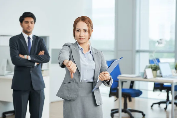 Mujer Negocios Mostrando Pulgares Abajo Con Hombre Negocios Fondo — Foto de Stock