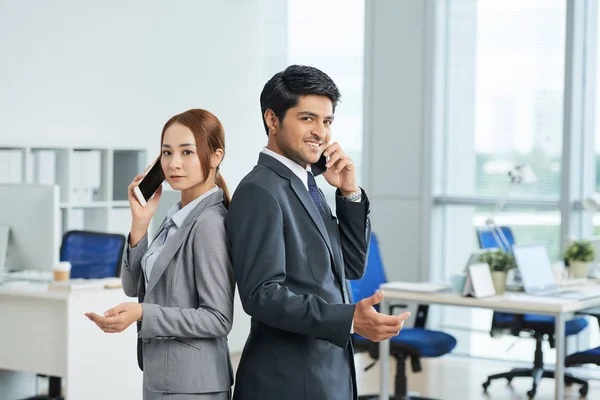 Dva Obchodní Kolegové Mluví Telefonech Kanceláři — Stock fotografie