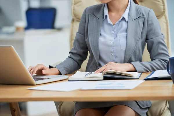 Donna Affari Seduta Sul Posto Lavoro Digitando Sul Computer Portatile — Foto Stock