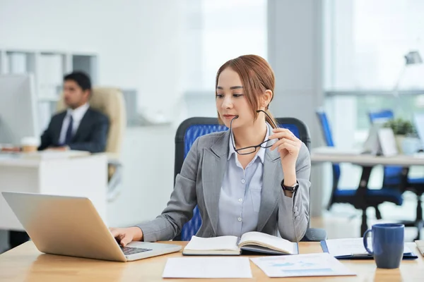 Gerentes Serios Sentados Mesas Trabajo Oficina — Foto de Stock