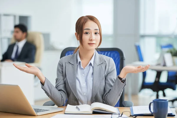 Retrato Una Mujer Negocios Sentada Mesa Haciendo Gestos Con Las — Foto de Stock