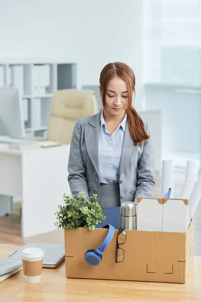 Affärskvinna Uppackning Hennes Grejer Arbetsplats — Stockfoto