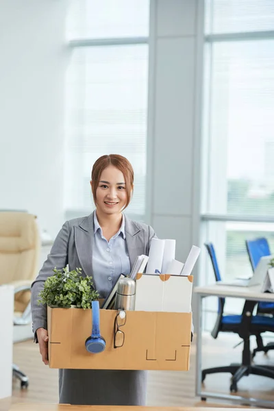 Retrato Mujer Asiática Sonriente Pie Con Caja Con Cosas Oficina — Foto de Stock