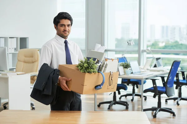 Jovem Empresário Indiano Com Caixa Mudando Para Novo Local Trabalho — Fotografia de Stock