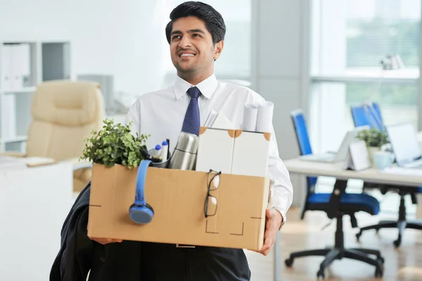 Empresário Indiano Feliz Segurando Caixa Papelão Com Coisas Escritório — Fotografia de Stock